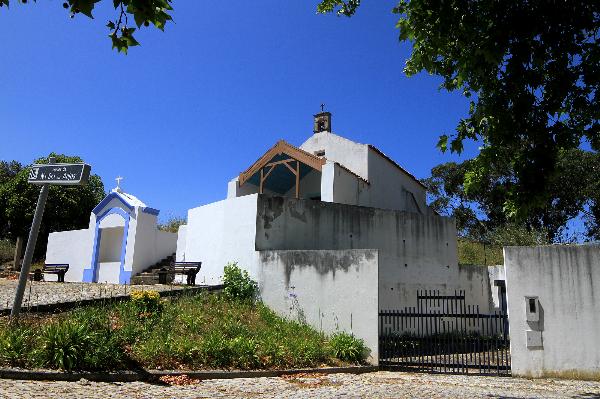 Capela de Nossa Senhora dos Anjos, também denominada Ermida de Nossa Senhora dos Anjos, incluindo as duas tábuas com pinturas do século XVI e os restos dos azulejos do século XVII