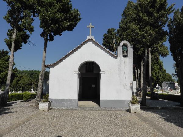 Capela de São Brás, também denominada «Ermida de São Brás», incluindo o retábulo do altar-mor e o túmulo de Luiz Henriques, fidalgo da corte de D. João I, integrada no cemitério do Bombarral