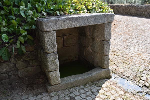 Fontes de mergulho (duas), a Fonte da Rua da Fonte e a Fonte Figueiredo