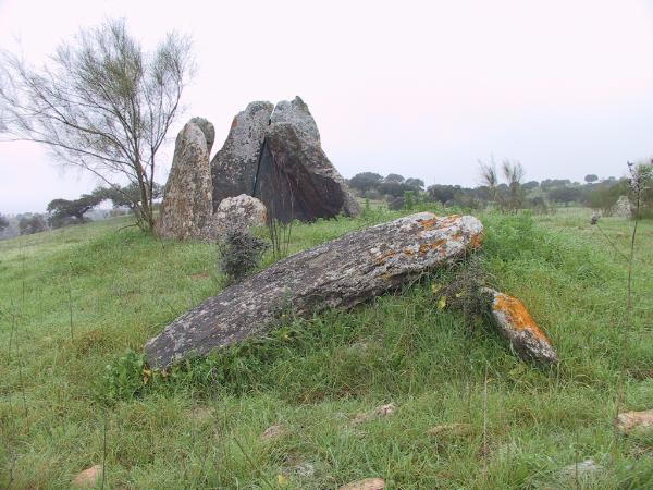 Dois dólmenes na Herdade de Corte Serrão