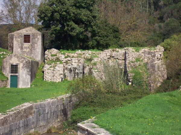 Ruínas da antiga barragem romana donde partia um aqueduto para Olisipo