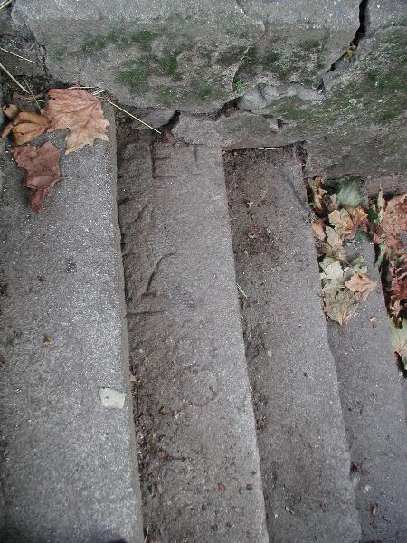 Marco granítico n.º 79