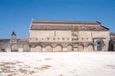 Igreja de Almoster e ruínas do respectivo claustro
