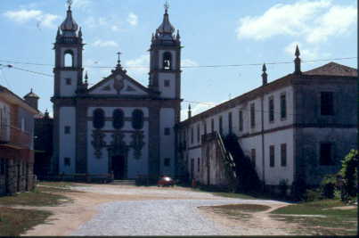 Mosteiro de Santo André de Rendufe, bem como as ruínas do seu claustro, incluindo o chafariz