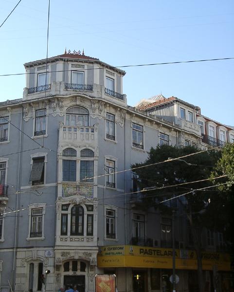 Prédio na Rua Saraiva de Carvalho, 242-246