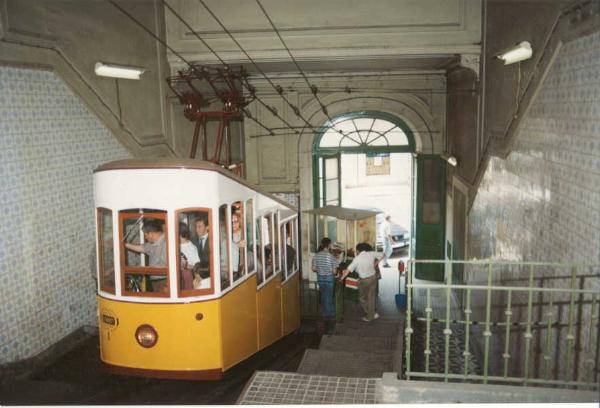 Ascensor da Bica e meio urbano que o envolve