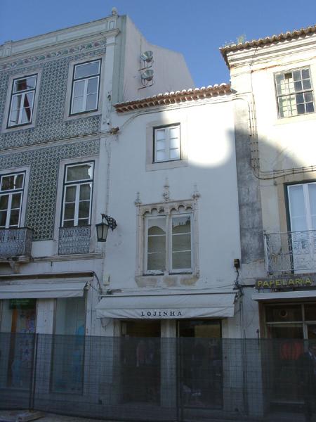 Janela manuelina de uma casa da Praça Sá da Bandeira