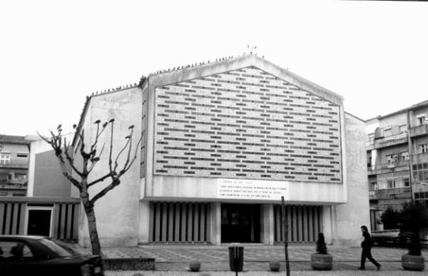 Igreja de Santo António de Moscavide, incluindo o campanário, o adro fronteiro e o património móvel integrado