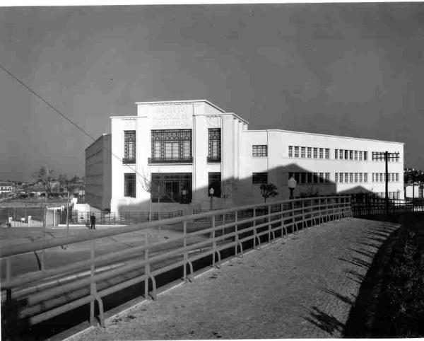 Edifício-Sede do Instituto Nacional de Estatística, muros e logradouros