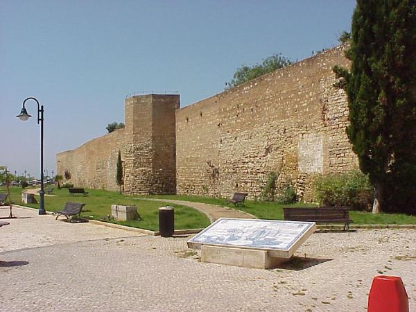 Fortaleza de Faro, incluindo todo o conjunto de elementos ainda existentes das muralhas
