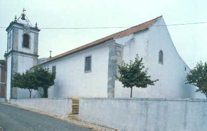 Igreja de Santa Marta de Alcanhões, incluindo os azulejos que revestem o seu interior, a imagem da Virgem do século XVI, a escultura em pedra do fim do século XV, possível representação de Santo António, o retábulo de talha barroca e (...)