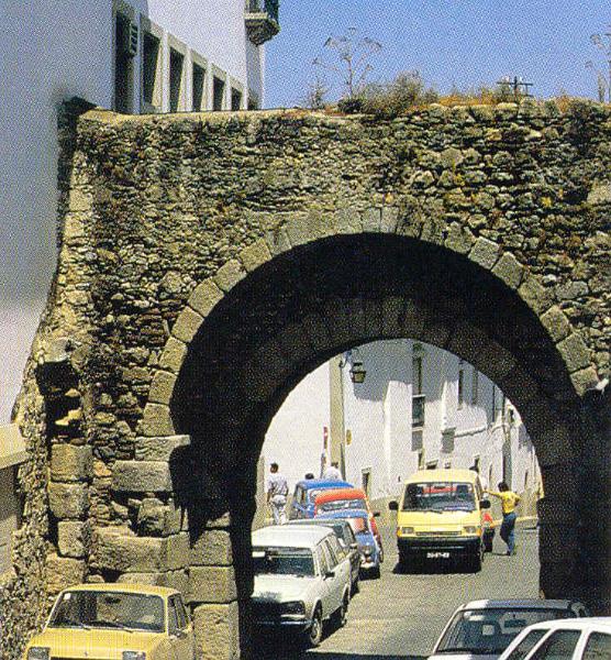 Porta romana (Arco de D. Isabel)