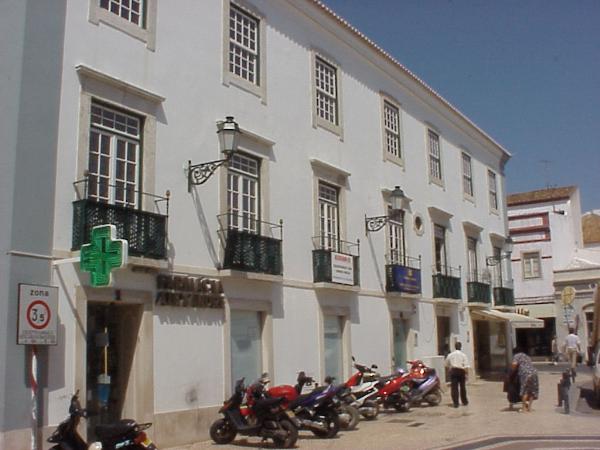 Prédio situado na Praça Ferreira de Almeida