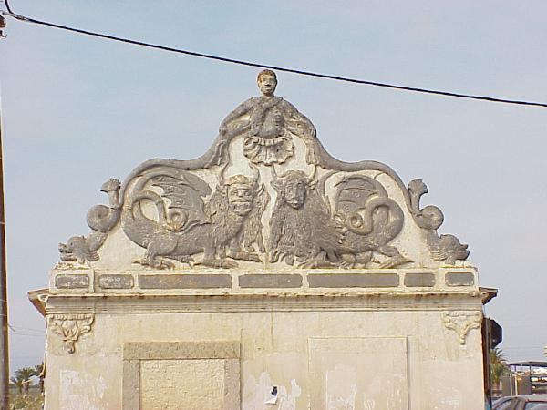 Fachada setecentista de um edifício situado à entrada de Faro (estrada Lagos-Faro) conhecido por «Casa das Figuras»
