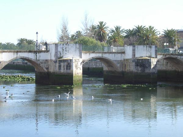 Ponte antiga sobre o Rio Gilão