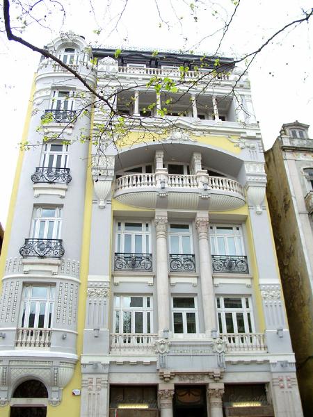 Edifício na Avenida da República, onde se encontra instalada a Pastelaria Versailles
