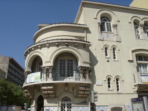 Edifício na Avenida da República, 13, e na Avenida Duque de Ávila, 38 A-K