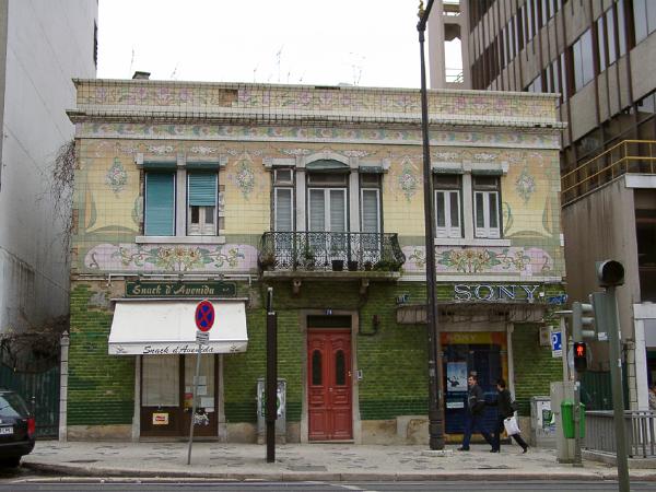 Prédio com fachada de azulejo arte nova na Avenida Almirante Reis, 74-B