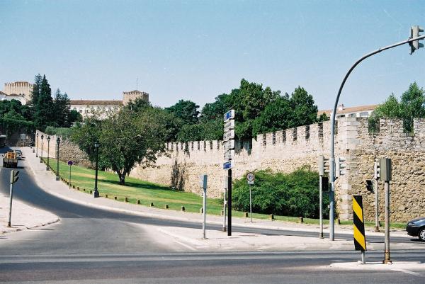 Trechos da cerca medieval das muralhas de Évora: as torres e muralhas compreendidas entre as portas de Alconchel e do Raimundo, ângulo em frente da estrada da Malagueira, torre junta ao convento do Calvário, (...), torre junta ao aqueduto (...)
