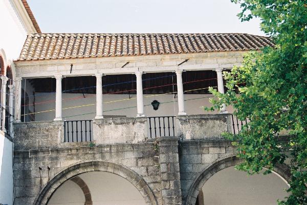 Escada e varandim à entrada do Pátio de São Miguel (porta n.º 2)