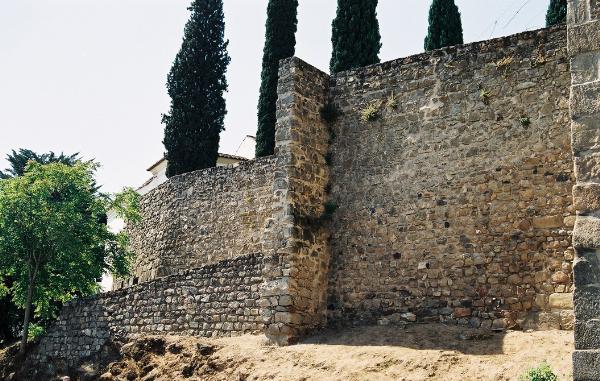 Trechos da cerca romana e árabe das muralhas de Évora: o arco de D. Isabel, a muralha posterior do passeio do Conde de Schomberg, a torre das Cinco Quinas, a muralha dos palácios dos Condes de Basto, as torres da Porta de Moura, (...)