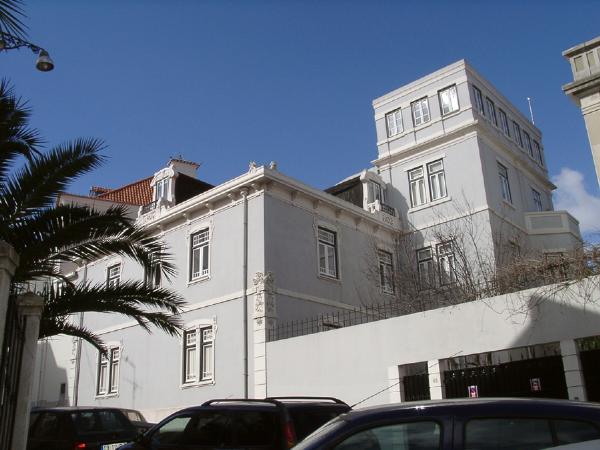 Edifício na Rua da Senhora do Monte, incluindo o jardim