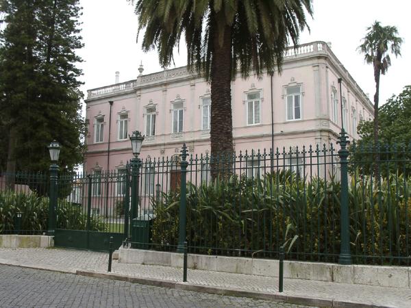 Palacete dos Viscondes e Condes dos Olivais e Penha-Longa, também denominado «Palacete da Lapa», incluindo o seu logradouro e espécies arbóreas nele existentes