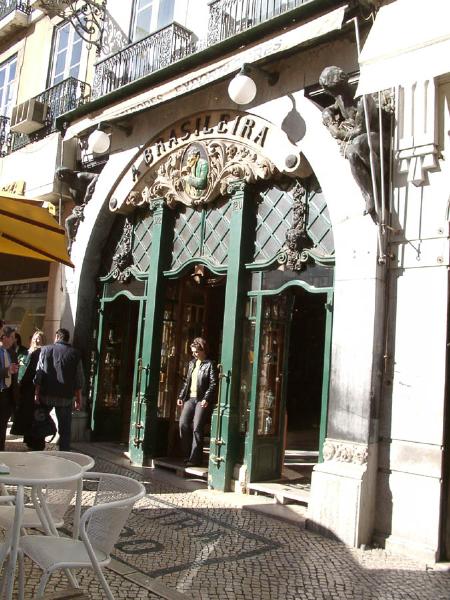 Edifício na Rua Garrett, onde se encontra instalado o café A Brasileira, também denominado «Brasileira do Chiado», incluindo o próprio café e o troço de calçada fronteiro à porta em que se lê o nome do estabelecimento e os números de polícia