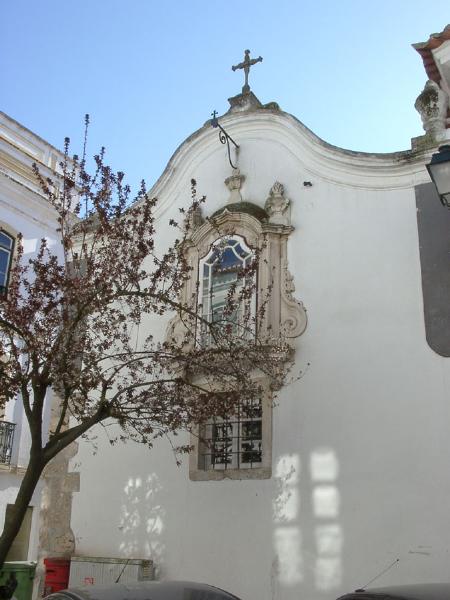Oratório na fachada testeira da Igreja de São Nicolau