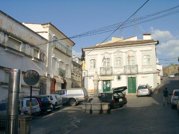Construções setecentistas e chafariz do Largo 28 de Janeiro
