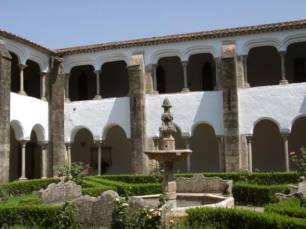 Dois claustros existentes no convento anexo à Igreja de São Bernardo