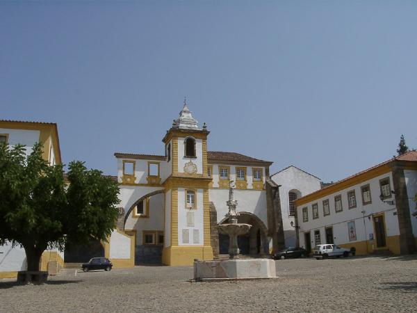 Igreja de São Bernardo, compreendendo o túmulo de D. Jorge de Mello