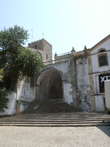 Conjunto constituído pela Igreja e antigo Convento de São Francisco e Fábrica Robinson