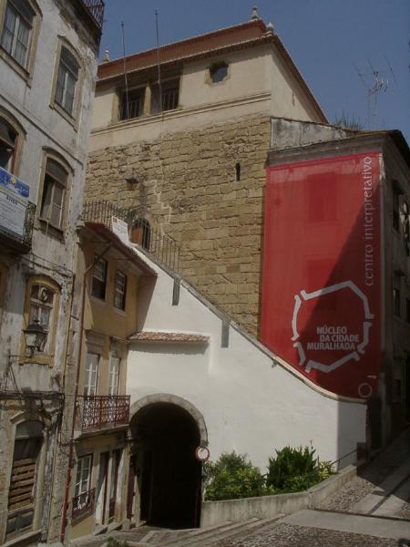 Cerca de Coimbra, designadamente o Arco de Almedina