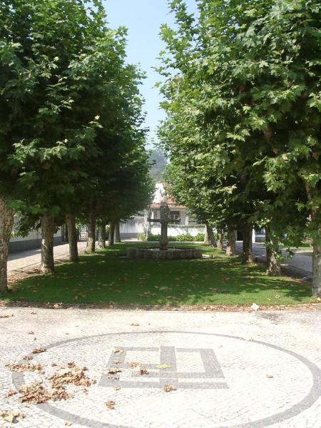 Lapa dos Esteios, jardim com os objectos nele integrados