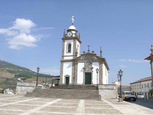 Sete arcas tumulares românicas existentes no adro da igreja matriz da sede do concelho