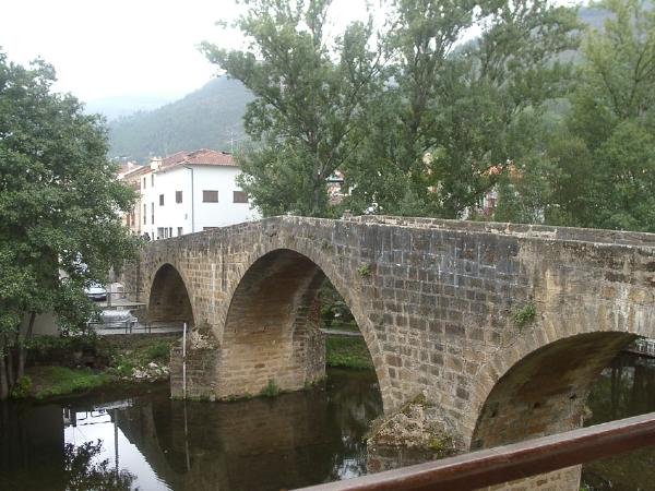 Ponte sobre o rio Ceira e capela hexagonal situada a sul da mesma ponte, incluindo o seu recheio de talha dourada