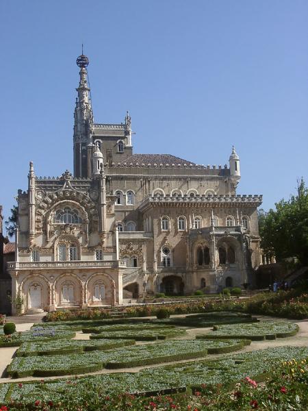 Palace Hotel do Buçaco e mata envolvente, incluindo as capelas e ermidas, Cruz Alta e tudo o que nela se contém de interesse histórico e artístico, em conjunto com o Convento de Santa Cruz do Buçaco
