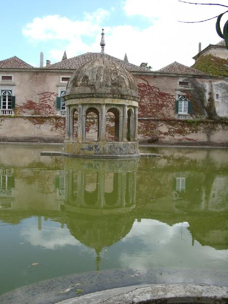 Palácio da Quinta das Torres, incluindo o tanque adjacente e a Casa de Frescoa em forma de «Tempietto»