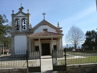 Capela do Espírito Santo, incluindo todo o seu recheio, e o Cruzeiro que lhe fica fronteiro