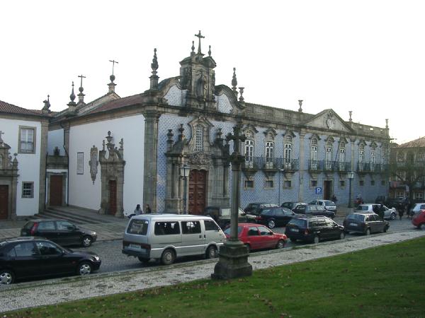 Abside, absidíolos e sacristia do século XVIII da igreja, e claustro e edifício barroco da Ordem terceira do Convento de São Francisco, incluindo os frescos