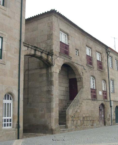 Prédio contíguo ao edifício da junta distrital, também conhecido por Casa de Diogo Cão