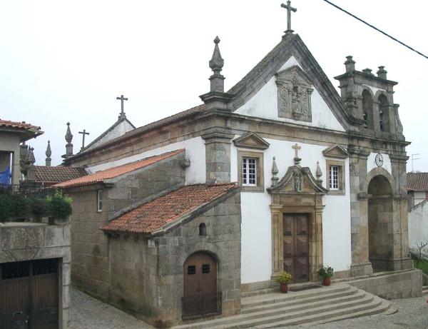 Igreja de Constantim, incluindo as capelas anexas e o altar-mor de talha com sacrário giratório