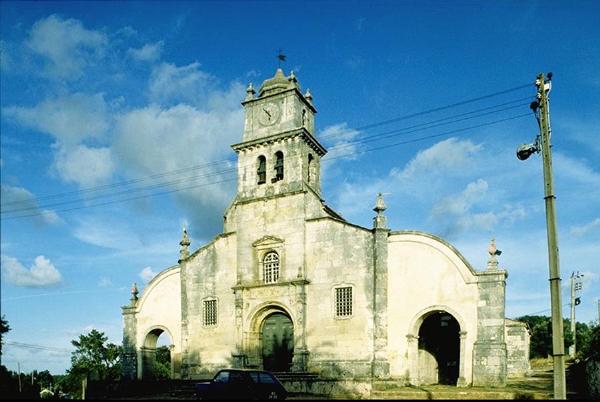 Igreja da Atalaia, com pórtico renascença e um conjunto interno a que dão realce azulejos do princípio do séc. XVII