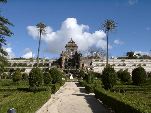 Os jardins, as esculturas e as duas salas com pintura decorativa do antigo Paço Real de Caxias
