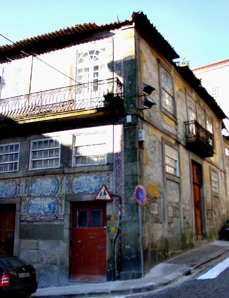 Prédio situado na Rua de São Miguel, 2 e 4, na parte em que existem painéis de azulejo do século XVII