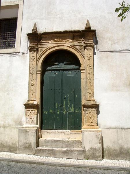 Pórtico da Igreja do Convento da Esperança (teatro velho) e o pátio (antigo claustro) das três cisternas que lhe fica na rectaguarda