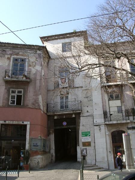 Palácio que pertenceu aos Almadas, Provedores da Casa da Índia, ou Palácio Almada-Carvalhais