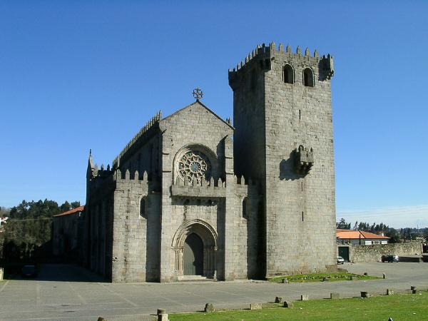 Mosteiro de Leça do Balio, compreendendo a lâmina sepulcral de bronze