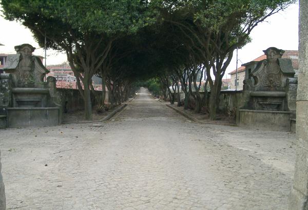 Conjunto de elementos arquitectónicos delineados por Nazoni que ainda existem na Quinta de Santa Cruz do Bispo, nomeadamente a portada principal